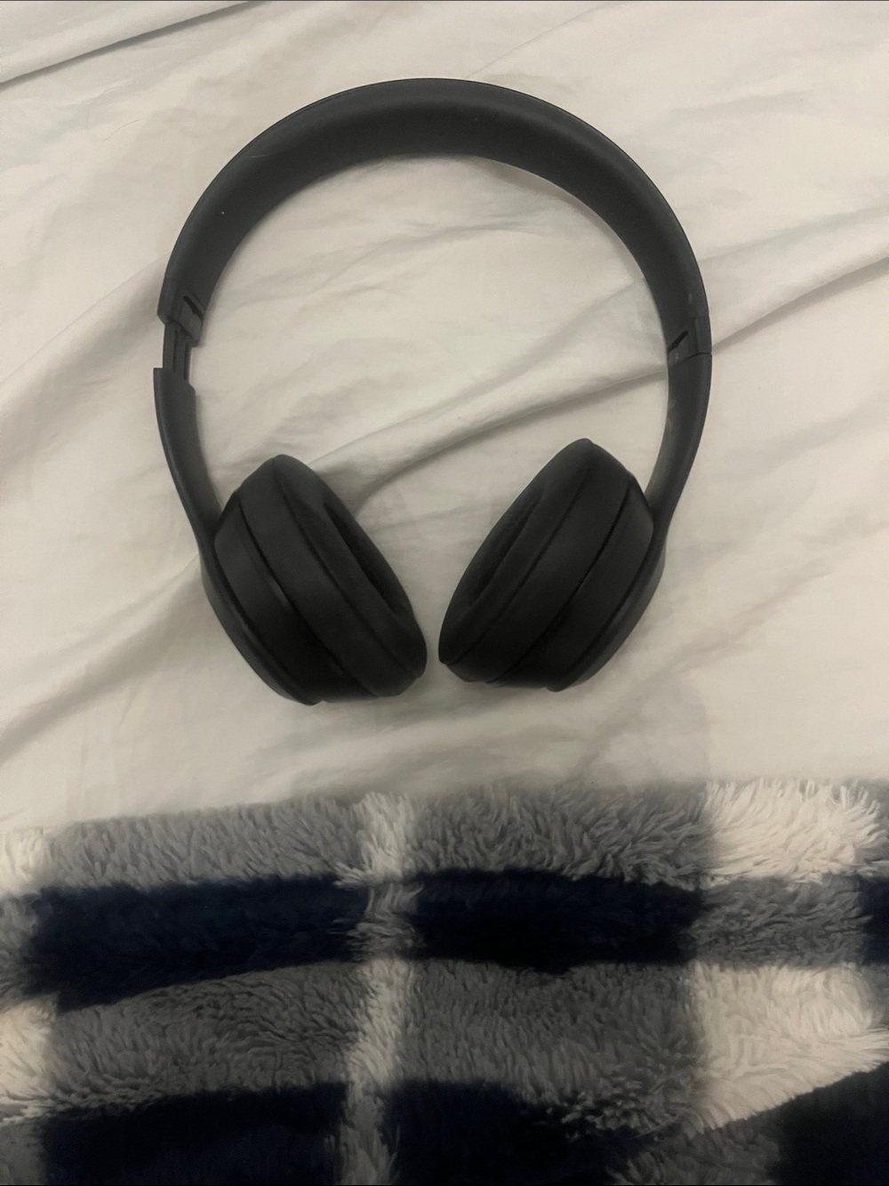 Apple beats Over-Ear Wireless Headphones